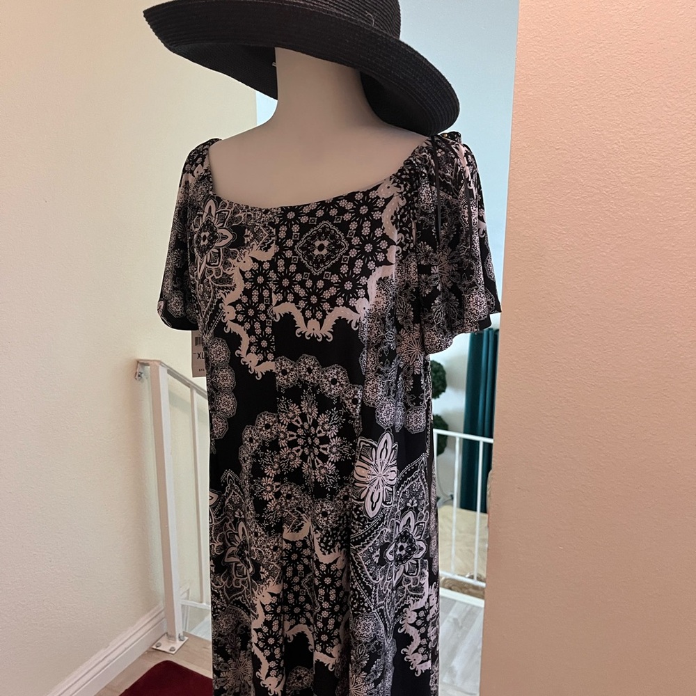 Robbie Bee Black and White Floral Dress